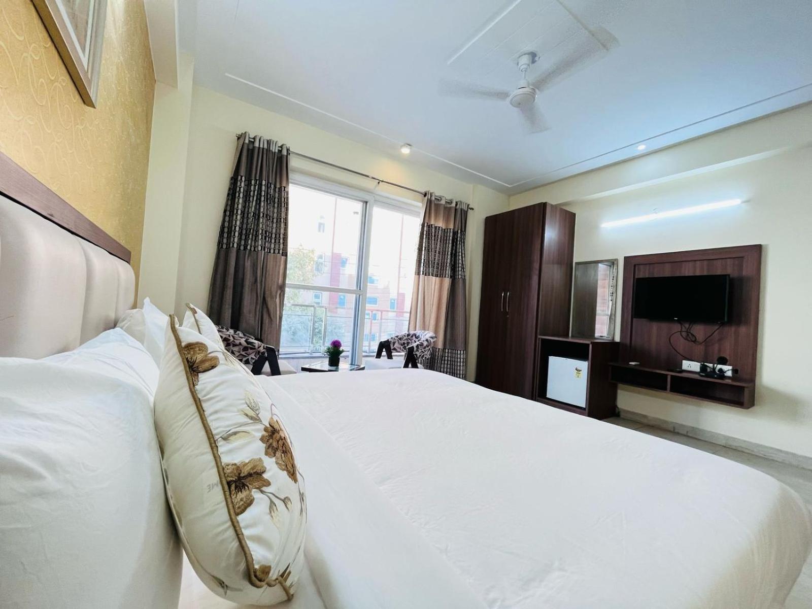 Hotel The Luxe 18 - Golf Course Road غورغاون المظهر الخارجي الصورة