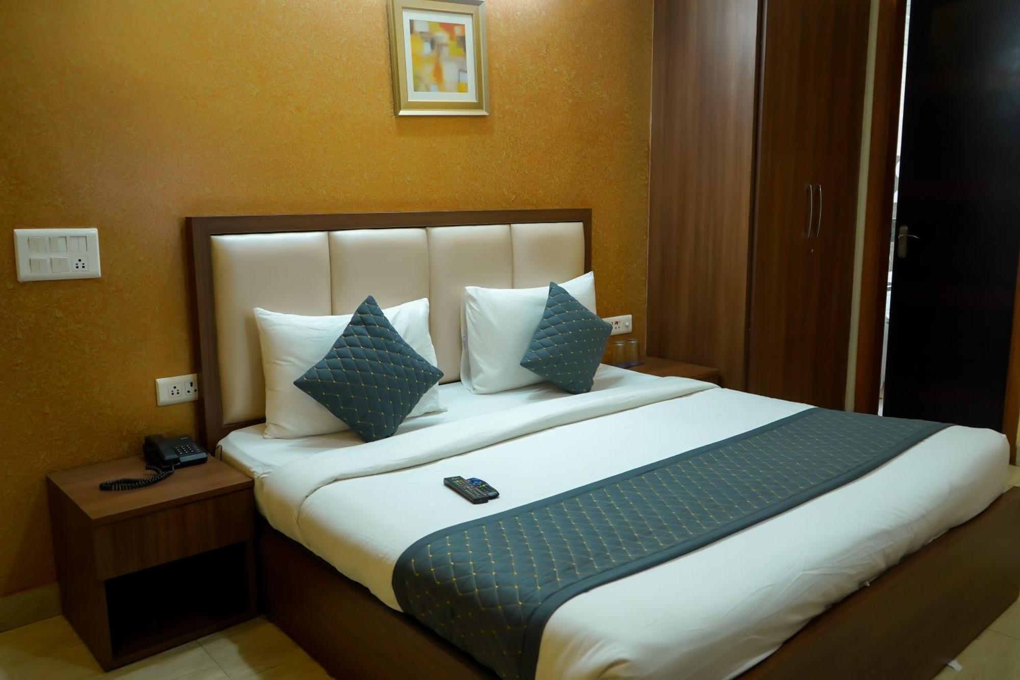 Hotel The Luxe 18 - Golf Course Road غورغاون المظهر الخارجي الصورة