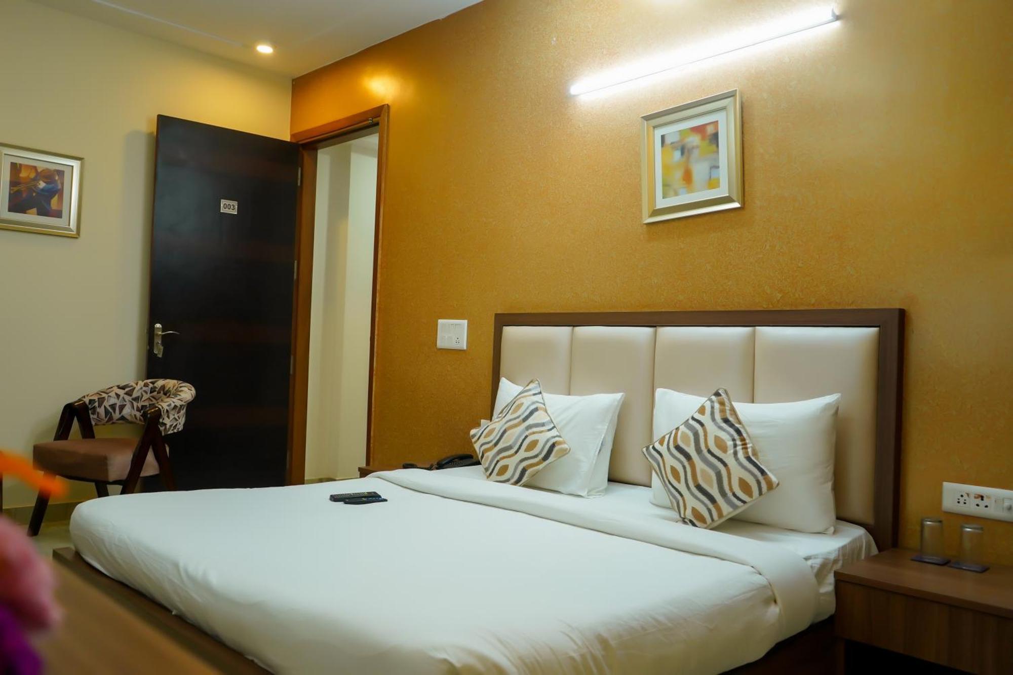 Hotel The Luxe 18 - Golf Course Road غورغاون المظهر الخارجي الصورة