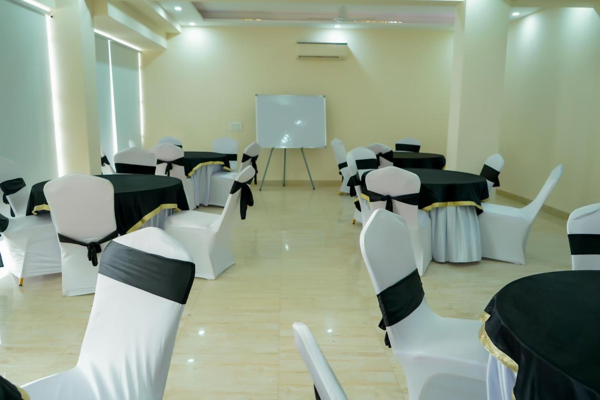 Hotel The Luxe 18 - Golf Course Road غورغاون المظهر الخارجي الصورة
