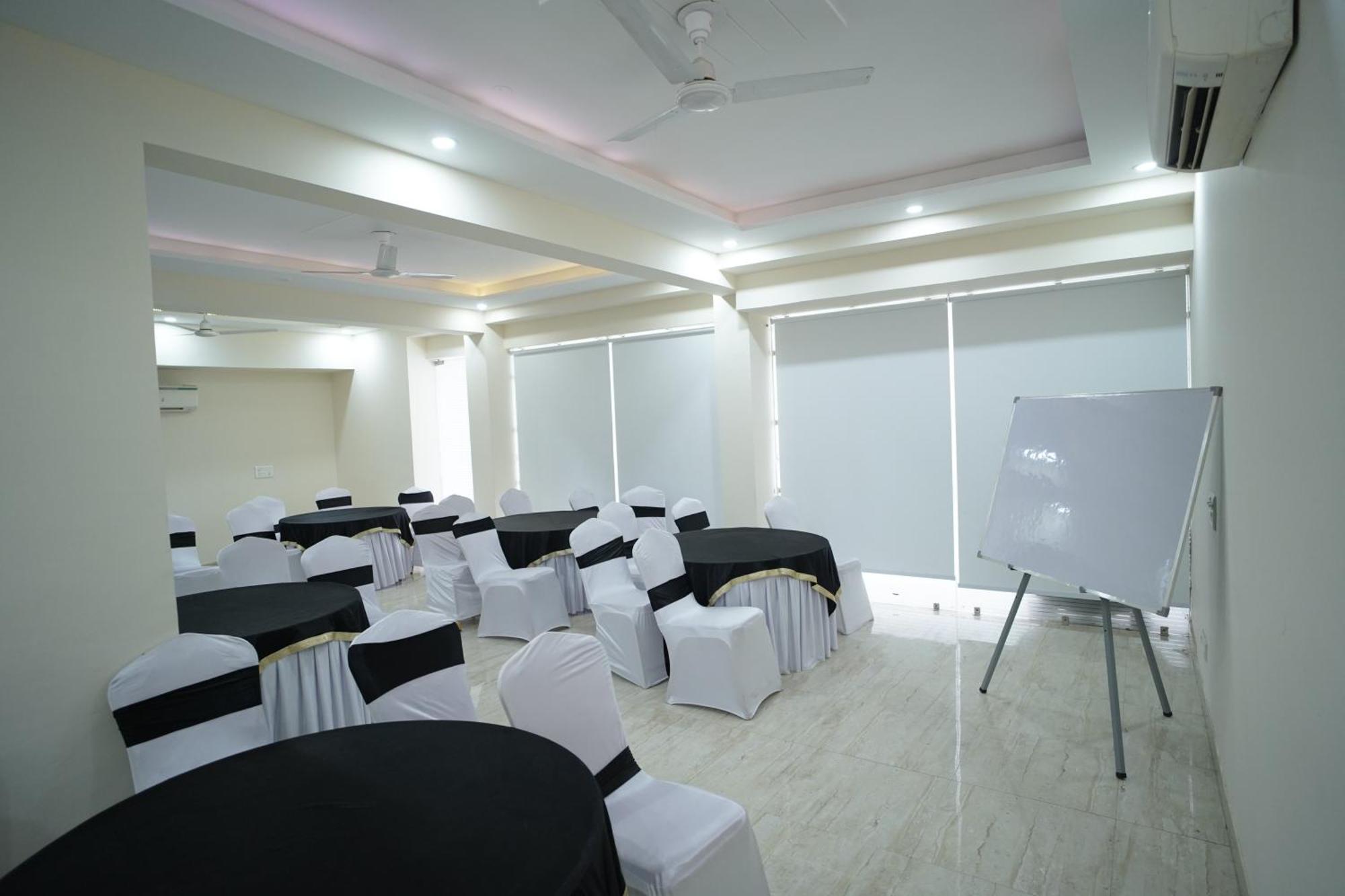 Hotel The Luxe 18 - Golf Course Road غورغاون المظهر الخارجي الصورة